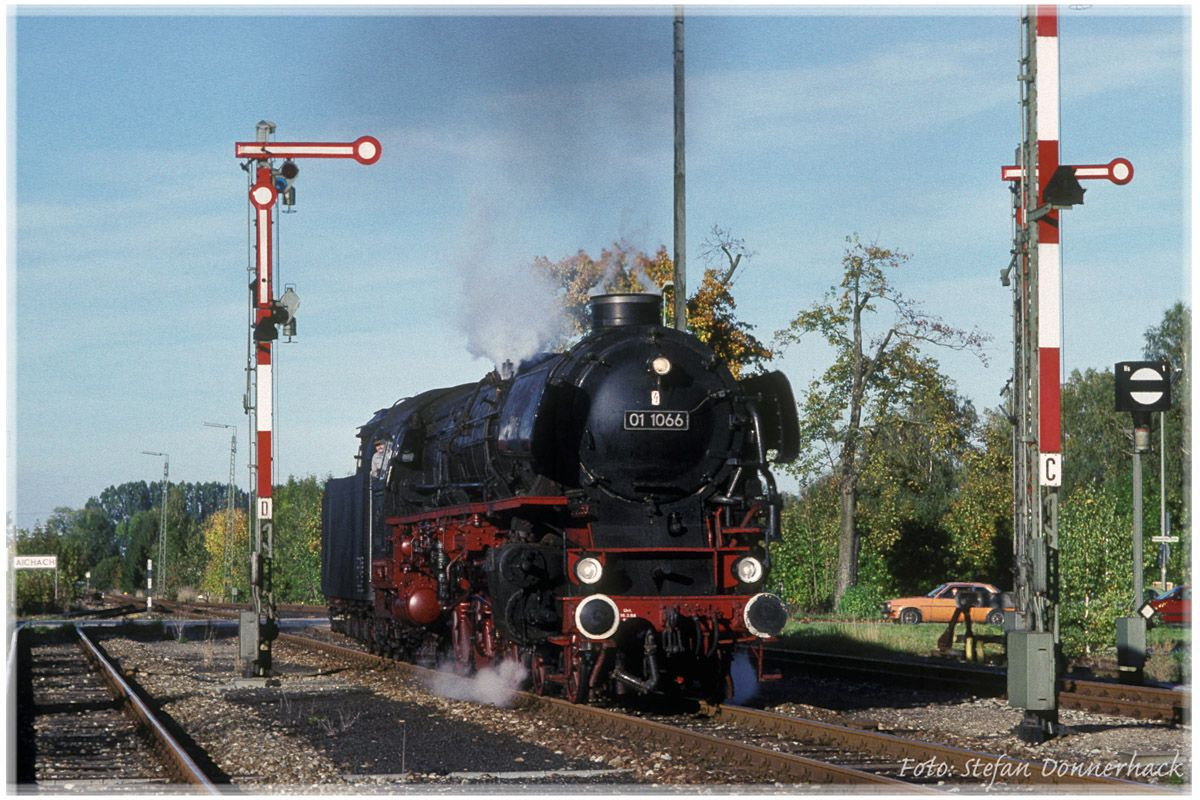 Mit großer Freude können wir mitteilen, dass die 01 1066 der Ulmer Eisenbahnfreunde Sektion Historischer Dampfschnellzug (HDS) das 3. Nördlinger Eisenbahnfest vom 09. – 12. Mai 2024 bereichern wird.
Bereits 1975 gelangte die Maschine in den Museumsbestand der UEF und hat seither viele Museumsbahnerherzen höherschlagen lassen. Nachdem es um die Maschine seit dem Ablauf der Kesselfrist 2016 ruhig geworden war und sie seit der Schließung des Süddeutschen Eisenbahnmuseums Heilbronn 2020 auch nicht mehr öffentlich zugänglich ist, haben HDS und BEM diese gemeinsame Präsentation als sichtbaren ‚Achtungspfiff‘ vereinbart. Zusammen mit 41 018 der DGM, 41 364 und 44 381 (beide BEM) kommen seit langem mal wieder vier der berühmten ölgefeuerten Maschinen aus der Rheiner Endzeit zu einem kleinen „Klassentreffen“ im Museums-Bw Nördlingen zusammen. Die zuletzt in Emden beheimatete 44 606 sei an dieser Stelle noch der Vollständigkeit halber erwähnt. Diese Lokomotive wird jedoch aus logistischen Gründen vstl. nicht im Kernbereich des Museums gezeigt werden.
HDS, BEM und nicht zuletzt auch 01 1066 freuen sich auf euren Besuch in Nördlingen!