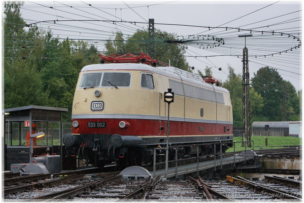 E 03 002 überwintert im Bahnpark Augsburg